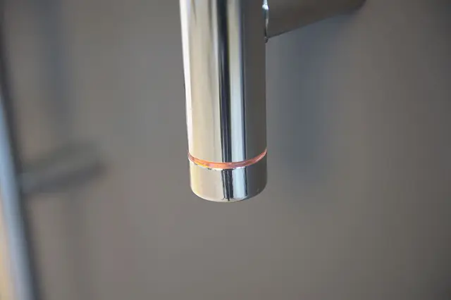 Kriss Uno Elektrisk Håndkletørker 910x30 mm, Poleret rustfrit stål 