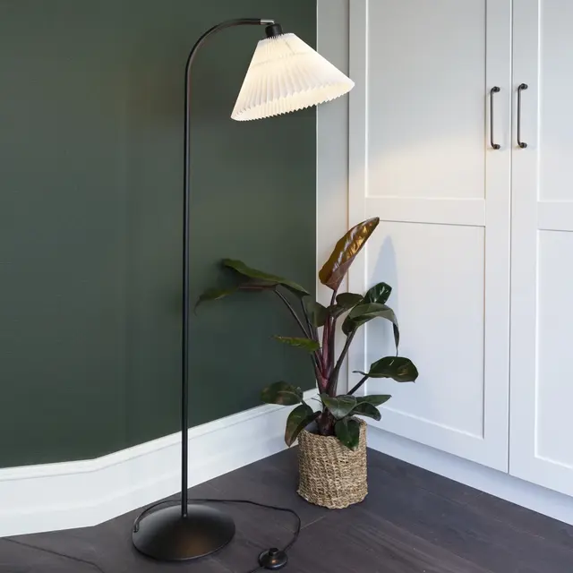 Halo Design Medina/Svart Gulvlampe Hvit/Sort 