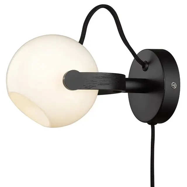 Halo Design D.C Vegglampe Opal/Sort 